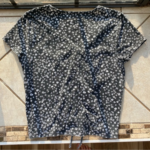 Arizona Jeans Co. Black w White Flowers Crop Top Gather Front Drawstring size L - Picture 6 of 8